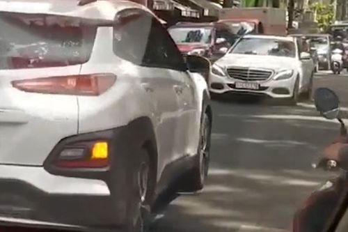 Xe Mercedes chạy ngược chiều bị ô tô ép đi đúng đường