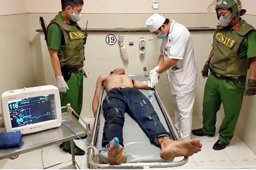 Cảnh sát 113 khống chế kẻ có biểu hiện ngáo đá làm loạn ở Long Xuyên