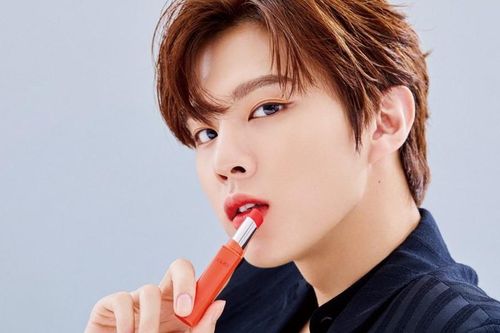 Không phải các mỹ nhân K-Pop, nam idol mới là người mẫu quảng cáo mỹ phẩm đắt hàng