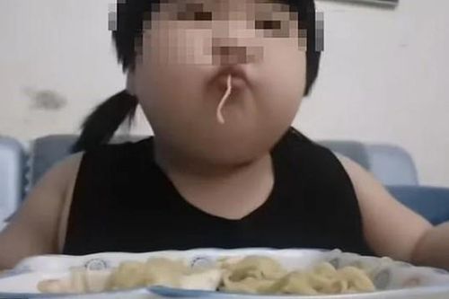 Phẫn nộ với cặp bố mẹ ép con gái 3 tuổi ăn để quay clip đăng lên mạng kiếm tiền