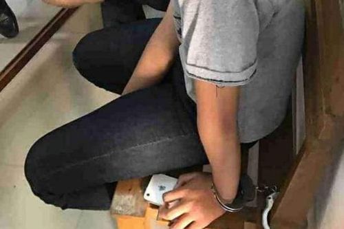 Tạm giữ cô gái đâm chết bạn