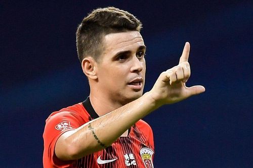 Oscar cứa lòng đánh bại thủ môn