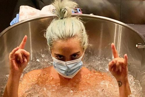 Lady Gaga đăng ảnh ngâm mình trong bồn đá