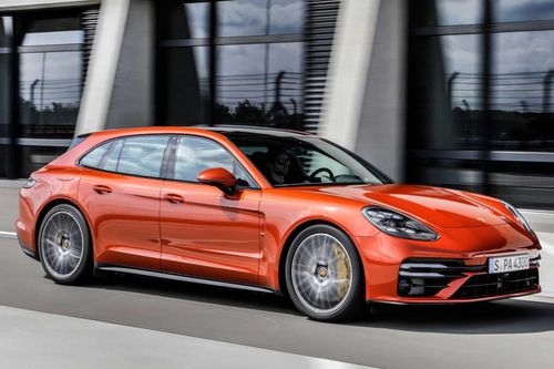 Porsche Panamera 2021 tăng tốc ngang siêu xe