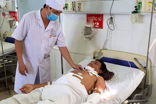 Truy bắt nghi can cứa cổ người mua bánh mì