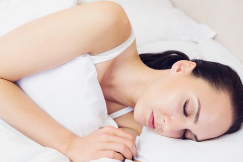 Tác hại của việc buộc tóc khi đi ngủ