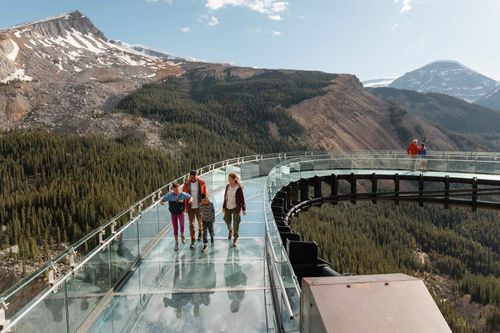 Cầu kính nhô ra từ vách đá ở Canada