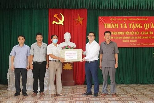 Chương Mỹ: Tặng quà cho cơ sở cách mạng và người có công nhân dịp Quốc khánh 2/9.