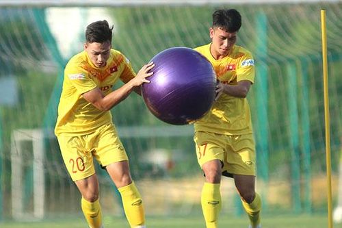 U22 tập với 'bóng siêu to khổng lồ' trước trận gặp Viettel