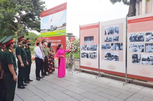 Triển lãm ảnh Lăng Chủ tịch Hồ Chí Minh - Đài hoa vĩnh cửu