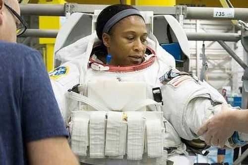 NASA chọn nữ phi hành gia da màu đầu tiên lên Trạm vũ trụ