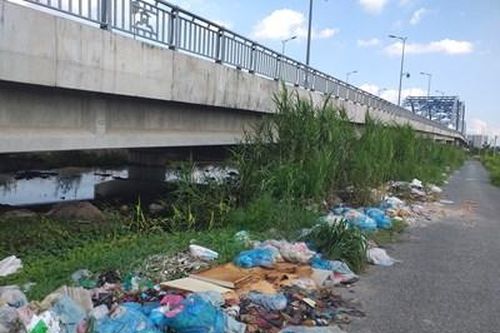 Gầm cầu Phú Hữu ngập rác thải