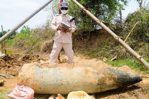 Di dời khẩn quả đạn pháo nặng gần 900kg
