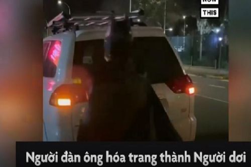 Batman tặng thức ăn cho người vô gia cư
