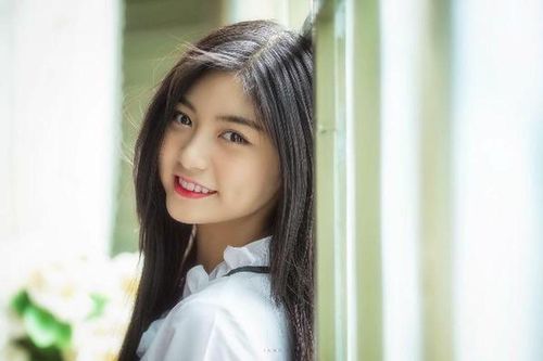 'Tóc đen dài, má lúm' hot girl Việt đẹp tựa tình đầu gây sốt