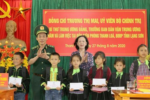 Trưởng ban Dân vận Trung ương Trương Thị Mai thăm, động viên cán bộ, chiến sĩ BĐBP Lạng Sơn và nhân dân xã Thanh Lòa