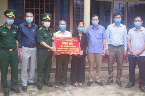 Trao tiền hỗ trợ xây nhà tình nghĩa cho Mẹ Trần Thị Xưng