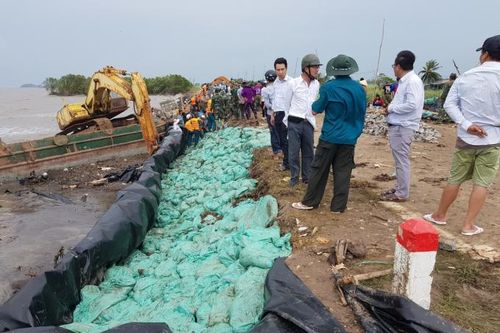 Cà Mau ban bố tình huống khẩn cấp sạt lở đê biển Tây