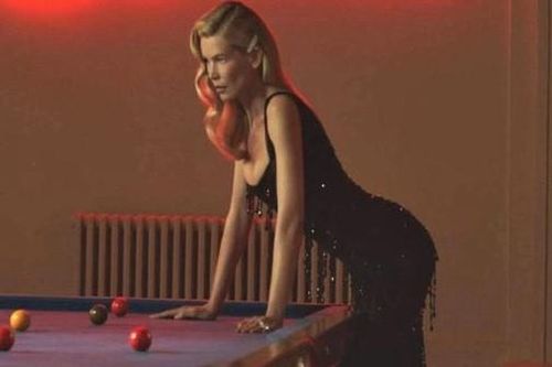 Đường cong tuổi 50 của siêu mẫu huyền thoại Claudia Schiffer