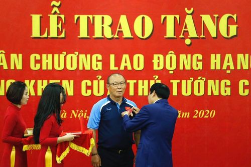 Nhìn gần HLV Park Hang Seo nhận Huân chương Lao động