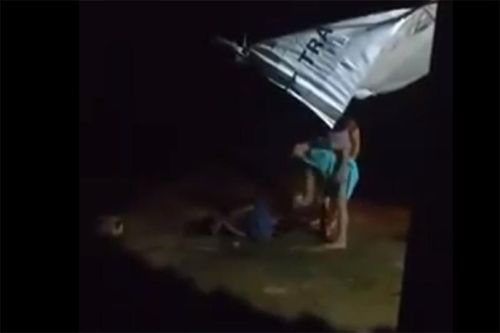 Con trai cùng mẹ bắt trói, dùng dép đánh liên tiếp vào mặt bố
