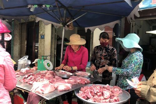 Heo mảnh giảm giá, người tiêu dùng vẫn mua thịt giá cao