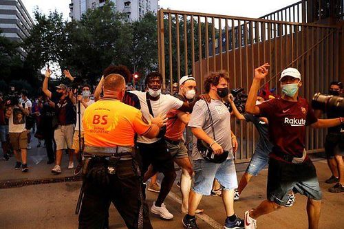 CĐV Barca làm loạn Nou Camp, đòi 'trảm' chủ tịch Bartomeu