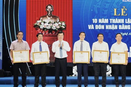 Bệnh viện Ung bướu Nghệ An đón nhận Bằng khen của Thủ tướng Chính phủ