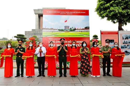 Khai mạc triển lãm ảnh 'Lăng Chủ tịch Hồ Chí Minh-Đài hoa vĩnh cửu'