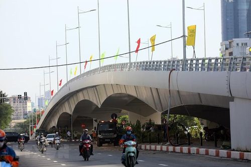 Cấm xe cao quá 3,5m đi cầu vượt Hoàng Quốc Việt-Nguyễn Văn Huyên