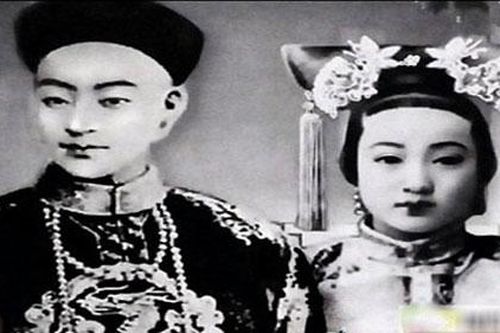 Ai đẩy ái phi triều Thanh xuống giếng?