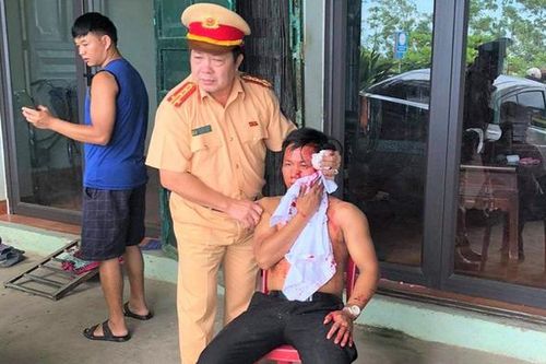 Trưởng phòng CSGT đập kính xe ô tô con giải cứu tài xế bị mắc kẹt sau tai nạn