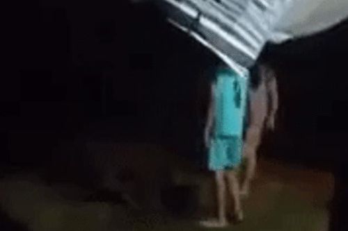 Con trai 16 tuổi cùng mẹ trói chân tay bố giữa sân, dùng dép vả liên tiếp vào mặt