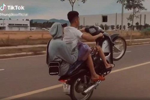Khoe clip bốc đầu xe máy trên Tiktok, một nam thanh niên bị phạt hơn 4 triệu đồng
