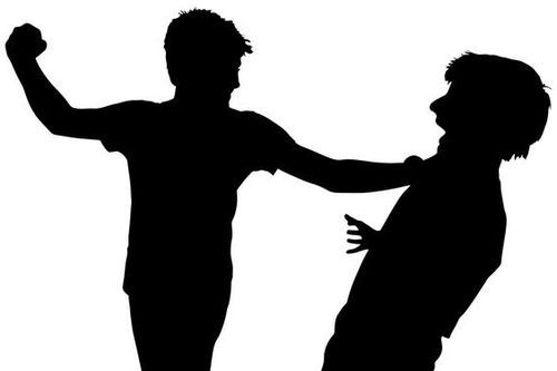 Người đàn ông bị vợ và con trai trói tay, cầm dép đánh liên tiếp vào mặt
