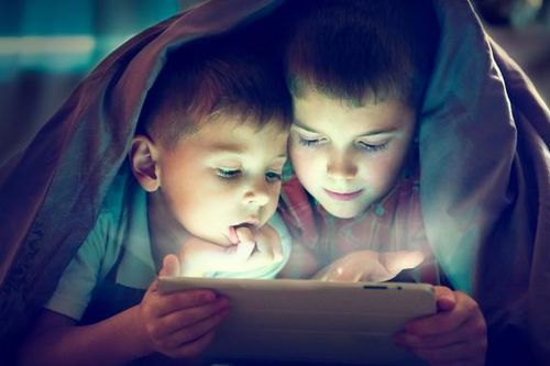 Trẻ em dưới 5 tuổi cần hạn chế thời gian tiếp xúc với màn hình điện tử