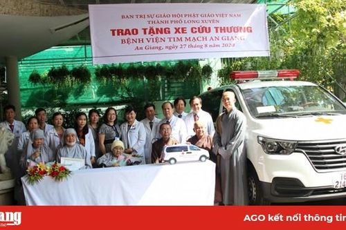 Bệnh viện Tim mạch An Giang tiếp nhận xe cứu thương do ni trưởng Thích nữ Như Ngọc trao tặng