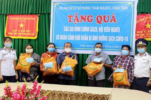 Phụ nữ Cảnh sát biển với tấm lòng thiện nguyện nơi đảo xa