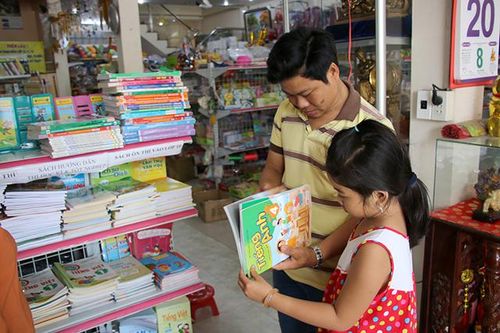 Sôi động thị trường sách, vở, đồ dùng học tập năm học mới