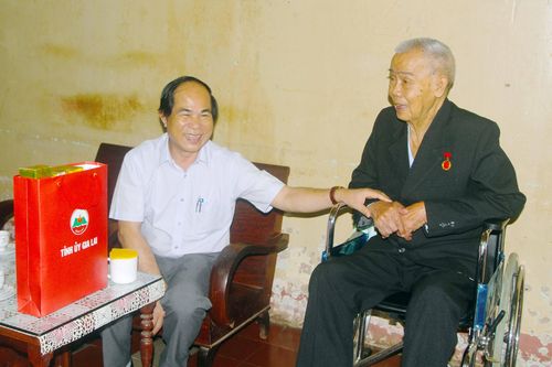 Chủ tịch UBND tỉnh Võ Ngọc Thành: Thăm, tặng quà cán bộ tiền khởi nghĩa và lão thành cách mạng