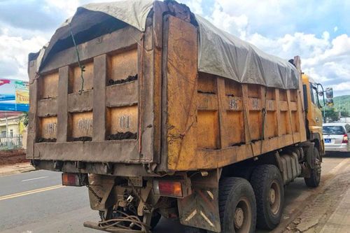 Tài xế đóng cửa xe, không hợp tác kiểm tra tải trọng