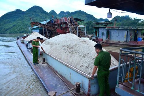 Tạm giữ 1 tàu cuốc và 2 sà lan khai thác cát, sỏi trái phép trên sông Lô