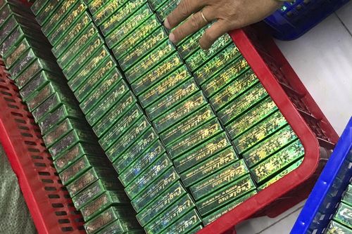Thu giữ số lượng lớn dầu gió xanh Con Ó giả