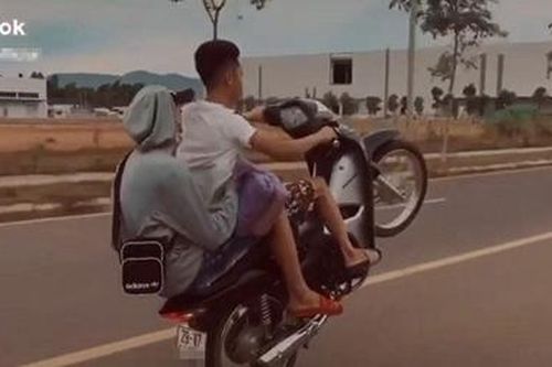 Bốc đầu xe máy trên mạng, 2 thanh niên không đội MBH bị phạt