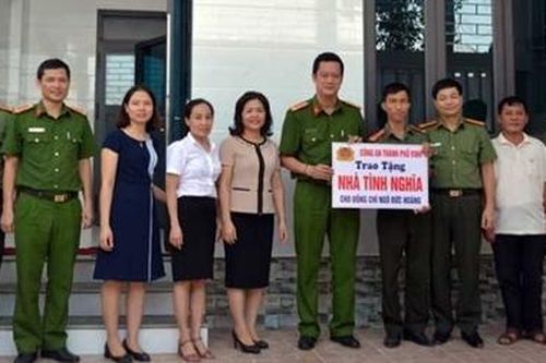Bàn giao nhà tình nghĩa cho cán bộ Công an có hoàn cảnh khó khăn