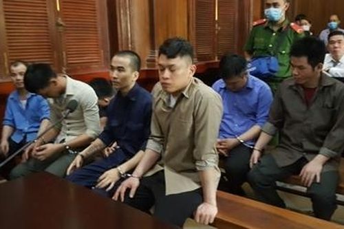 Nghĩ bị 'cười đểu', rủ bạn mang dao chém tử vong hai người