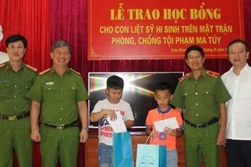 Trao học bổng cho con liệt sỹ, hy sinh trong đấu tranh chống tội phạm ma túy