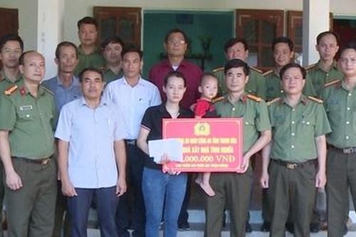 Trao 222 triệu đồng hỗ trợ xây nhà cho thân nhân cán bộ chiến sĩ