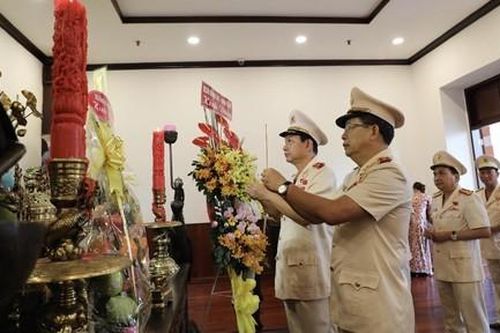 Đoàn đại biểu Đảng Bộ Công an TPHCM báo công dâng Bác