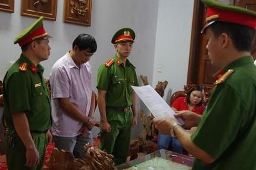 Ai tiếp tay tàn phá 2 khu rừng cấm lấy gỗ bán sang Trung Quốc?